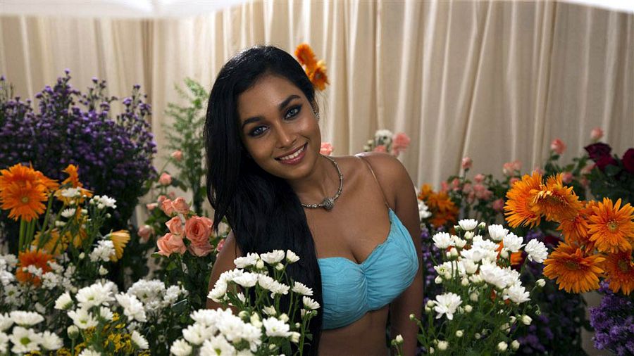 Oru Iyakkunarin Kadhal Diary Hot Stills