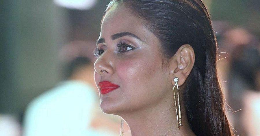 Parul Yadav Hot & Sexy Cleavage Show Stills