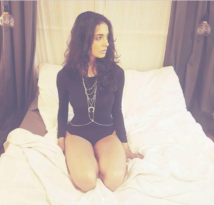 Pawan Heroine Sarah Jane Dias Caught Bikini Pics Goes Viral