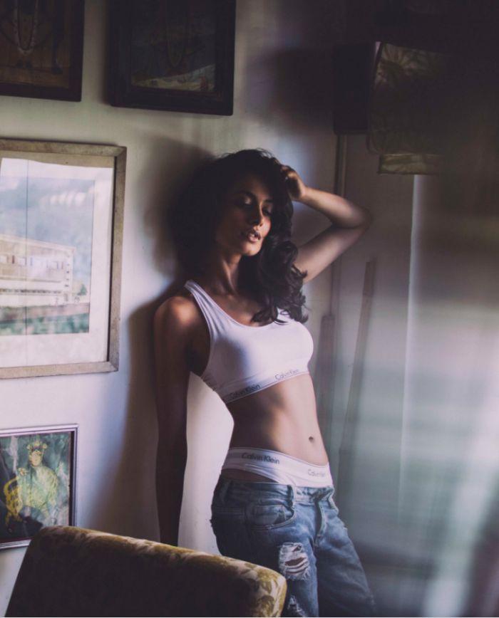 Pawan Heroine Sarah Jane Dias Caught Bikini Pics Goes Viral