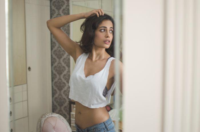 Pawan Heroine Sarah Jane Dias Caught Bikini Pics Goes Viral