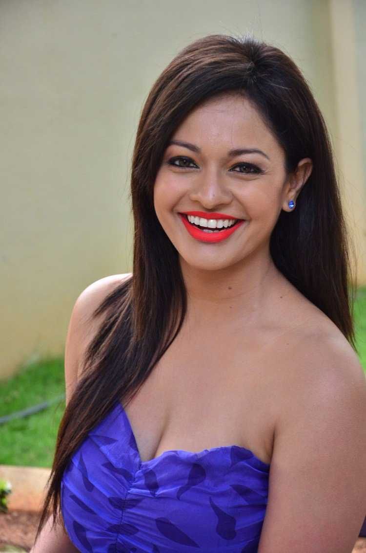 Pooja Kumar Hot Sexy Pics