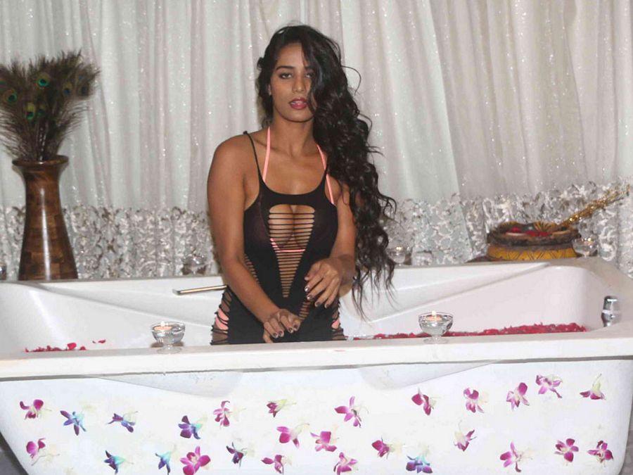 Poonam Pandey Hot & Sexy UNSEEN Cleavage Photos