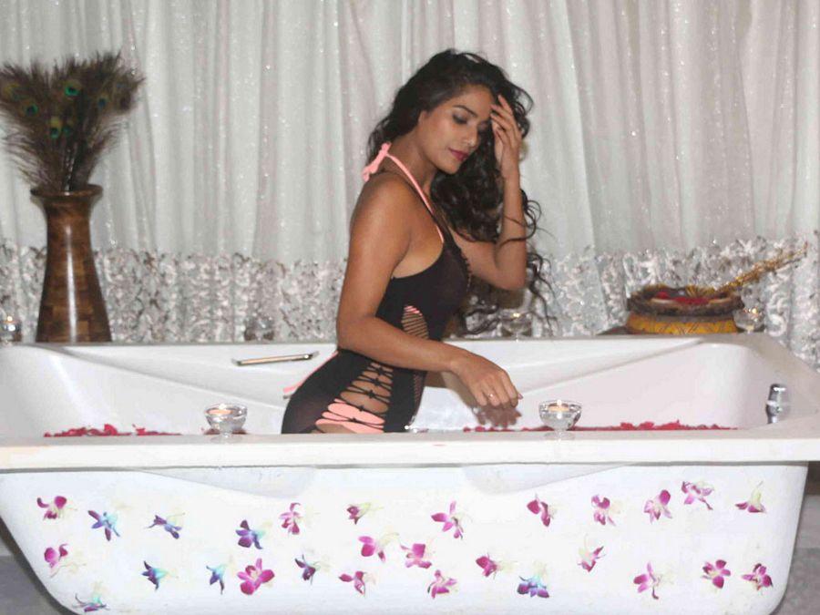 Poonam Pandey Hot & Sexy UNSEEN Cleavage Photos
