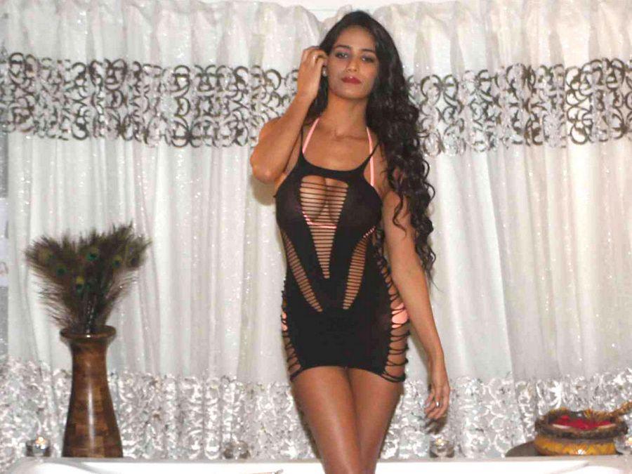 Poonam Pandey Hot & Sexy UNSEEN Cleavage Photos