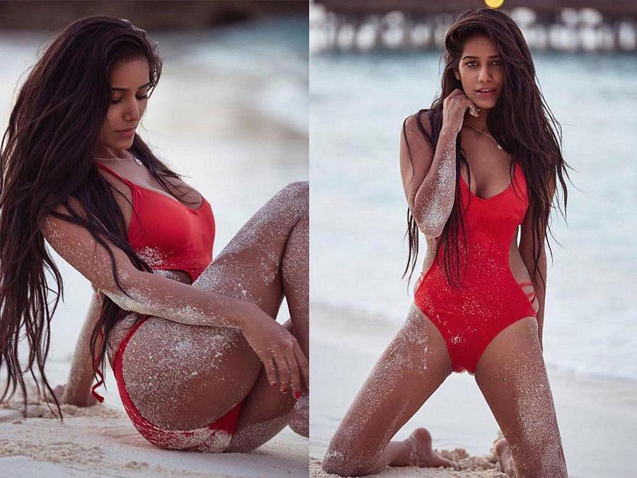 Poonam Pandey Hot & Sexy UNSEEN Cleavage Photos