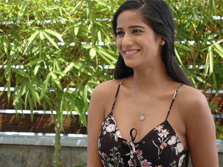 Poonam Pandey Hot & Sexy UNSEEN Cleavage Photos