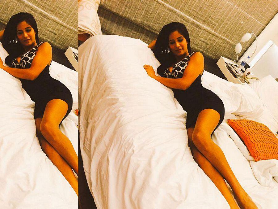 Poonam Pandey Hot & Sexy UNSEEN Cleavage Photos