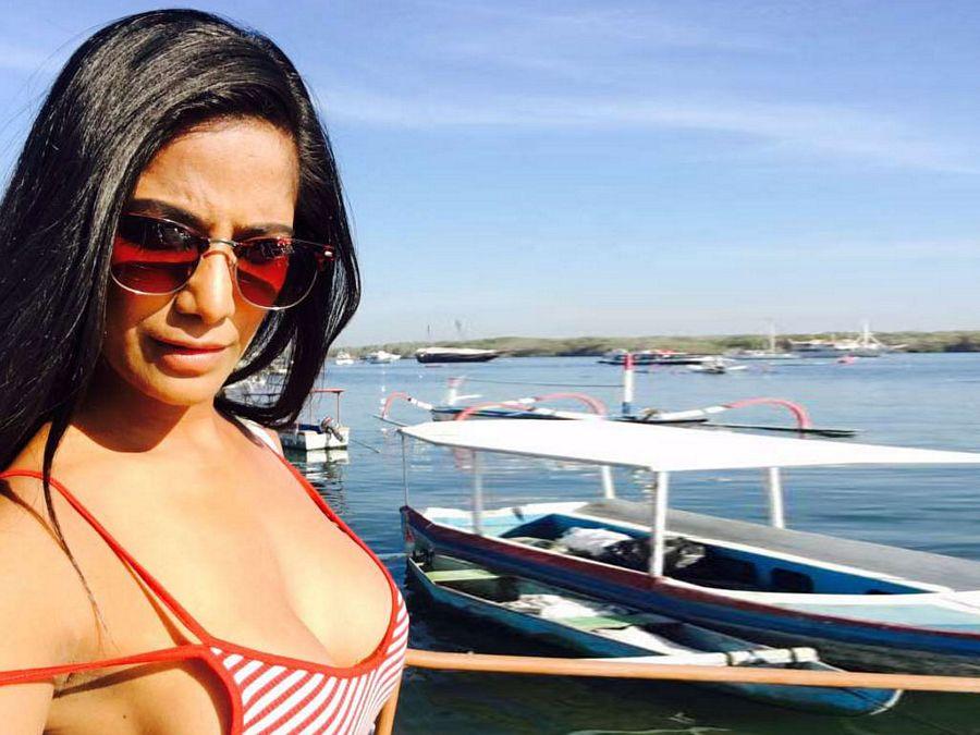 Poonam Pandey Hot & Sexy UNSEEN Cleavage Photos