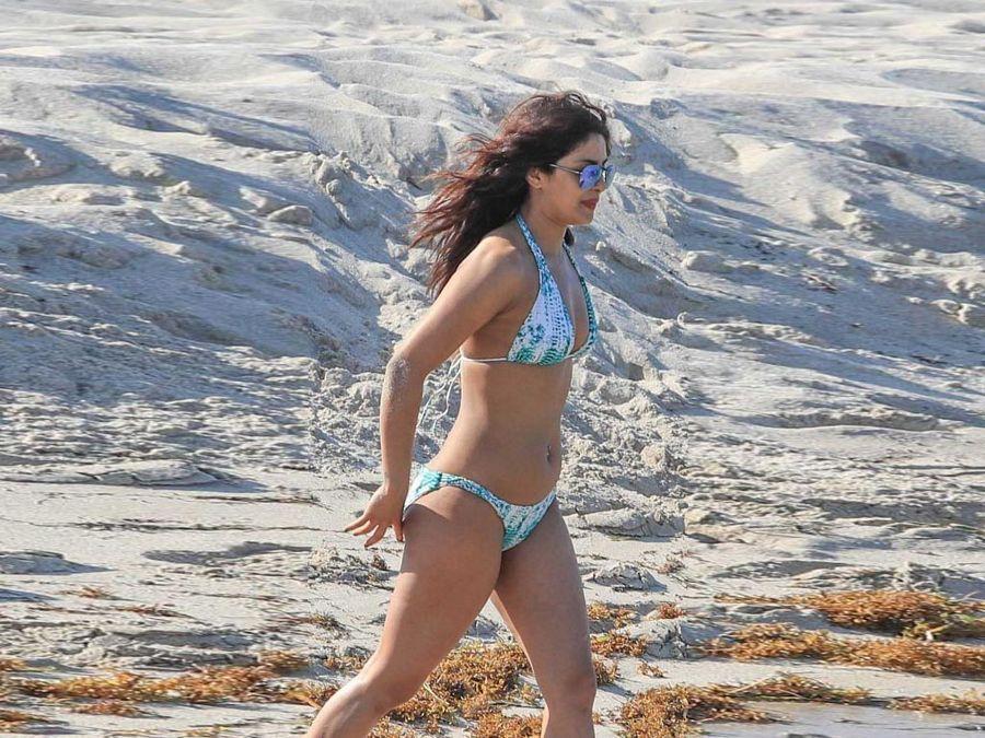 Priyanka Chopra FLAUNTS Her Assets In A Bikini at Miami Beach Photos