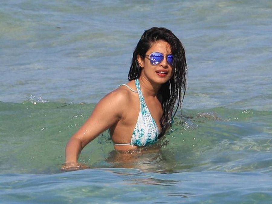 Priyanka Chopra FLAUNTS Her Assets In A Bikini at Miami Beach Photos