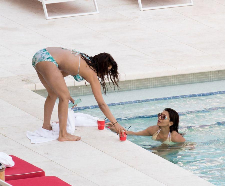 Priyanka Chopra FLAUNTS Her Assets In A Bikini at Miami Beach Photos
