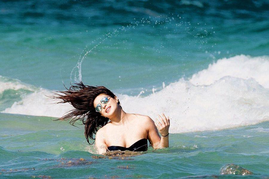 Priyanka Chopra FLAUNTS Her Assets In A Bikini at Miami Beach Photos