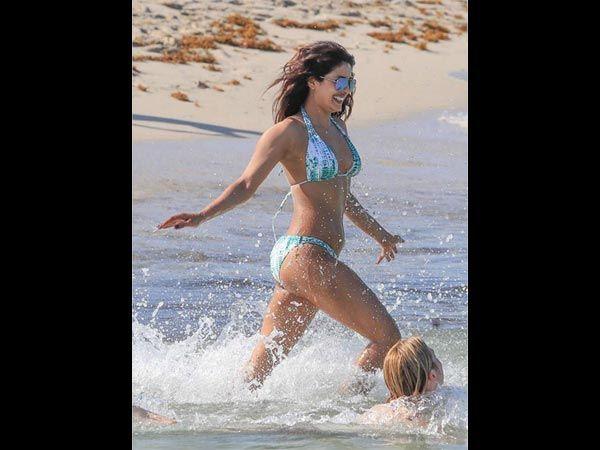 Priyanka Chopra FLAUNTS Her Assets In A Bikini at Miami Beach Photos