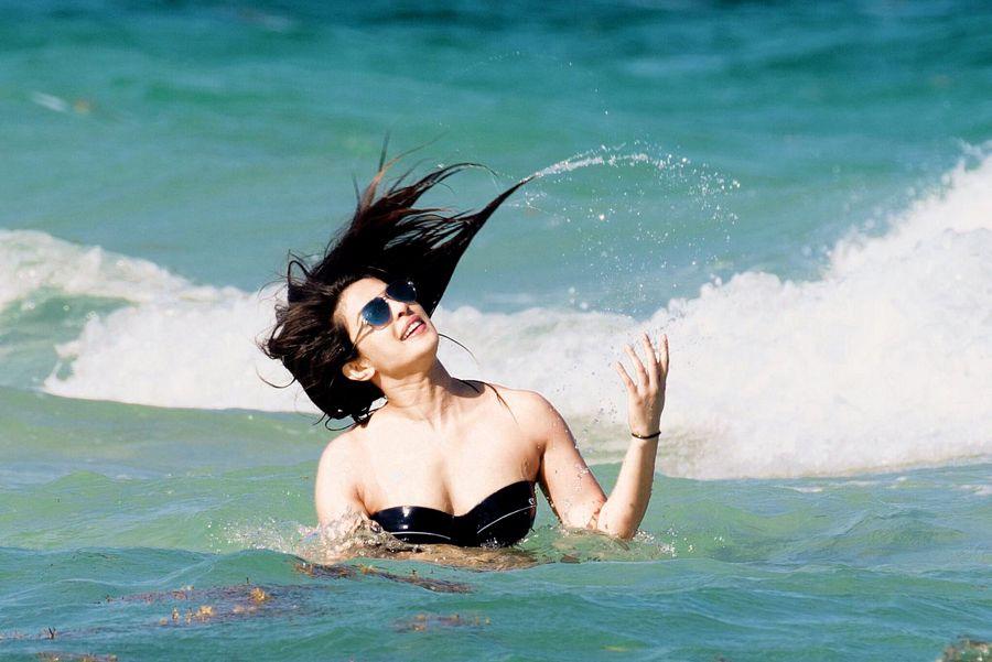 Priyanka Chopra FLAUNTS Her Assets In A Bikini at Miami Beach Photos