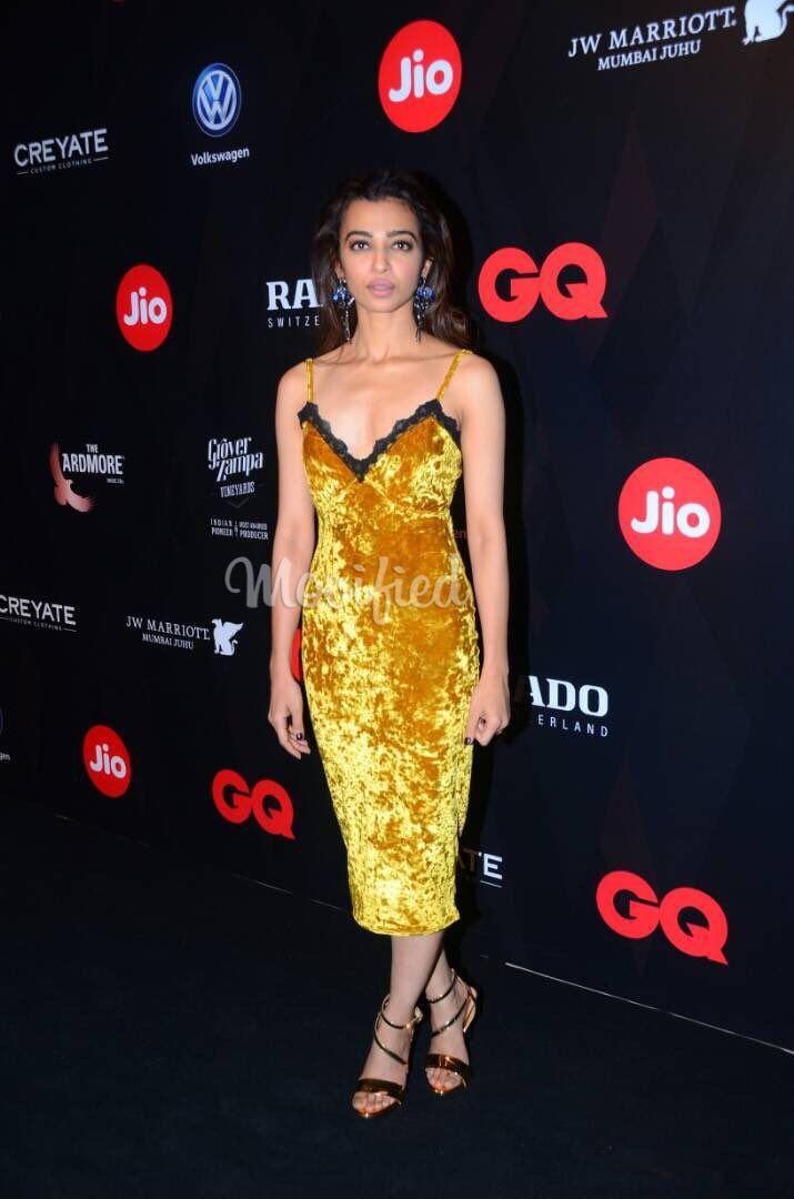 Radhika Apte's shows her Cleavage Pics