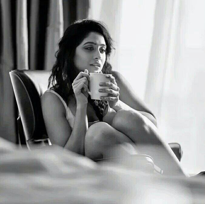 Regina Cassandra Sexy Pictures