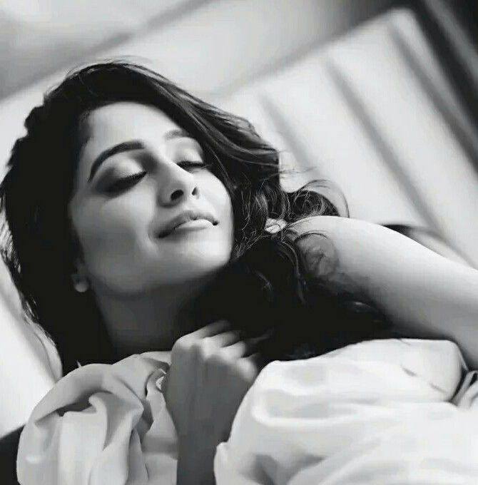 Regina Cassandra Sexy Pictures