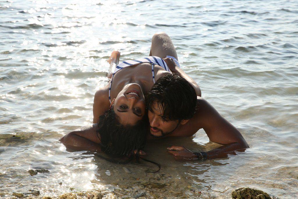 Regina Cassandra with her stunning beach babe looks in Mr Chandramouli