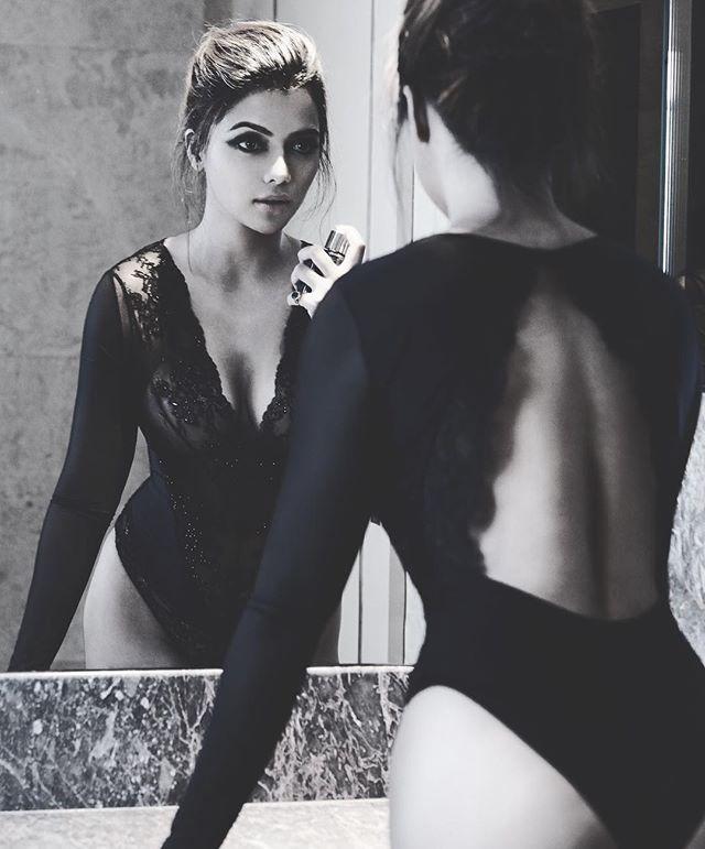 Ruhi Singh Latest Hot & Spicy Cleavage, Bikini Show Photo Stills