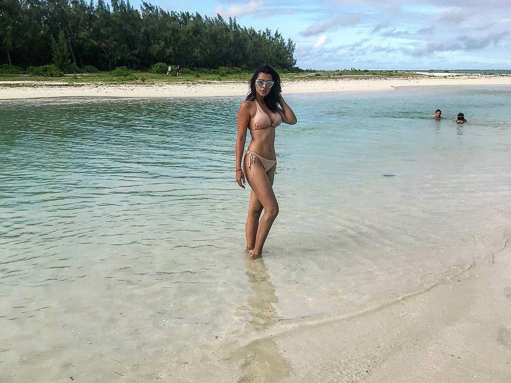 Ruhi Singh Latest Hot & Spicy Cleavage, Bikini Show Photo Stills