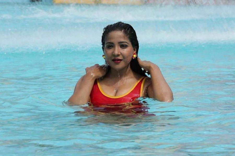 Sakshi Agarwal Latest Hot & Spicy Cleavage Show Pics