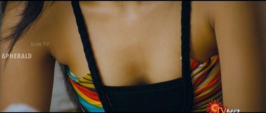 Samantha Hot & Sexy Deep Cleavage & Navel Show Stills