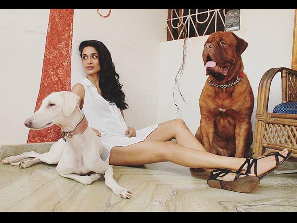 Sarah Jane Dias Beach Bikini Pictures will make you jealous!