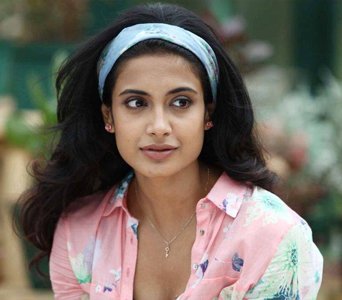 Sarah Jane Dias Hot Navel Photos
