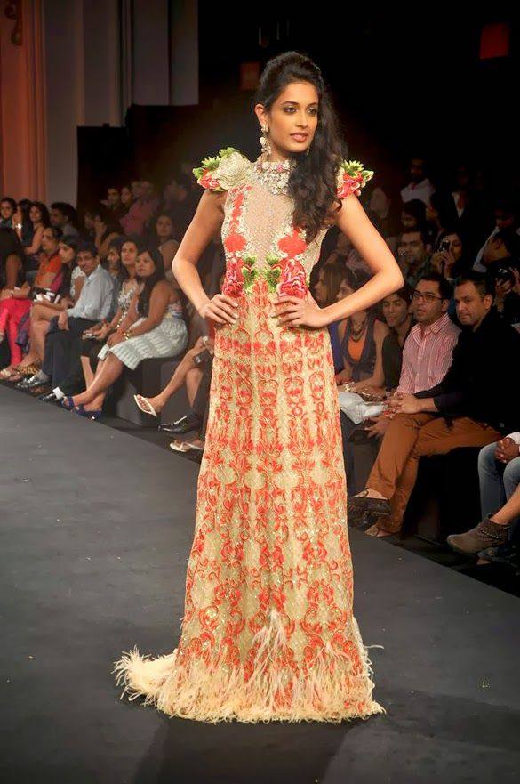 Sarah Jane Dias Hot Navel Photos