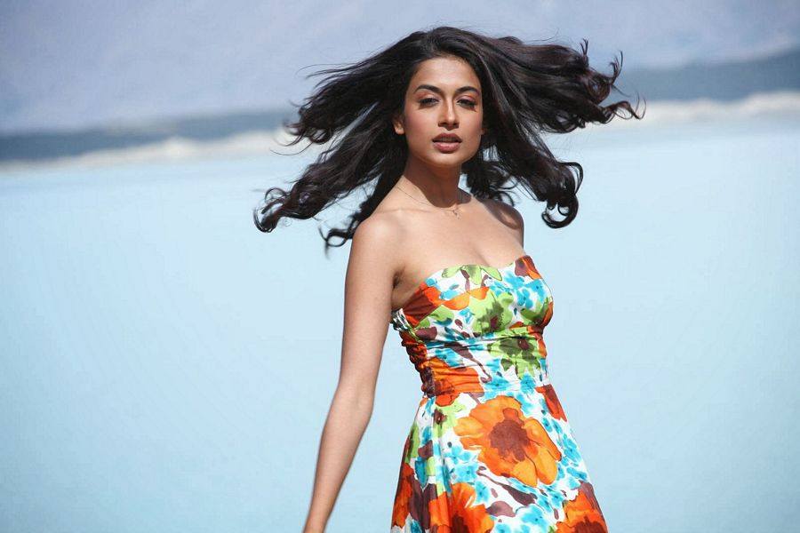 Sarah Jane Dias Hot Navel Photos