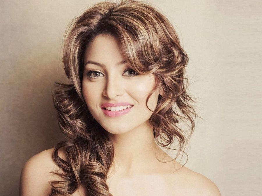 See Rare & Unseen Stunning pics of Urvashi Rautela too HOT!