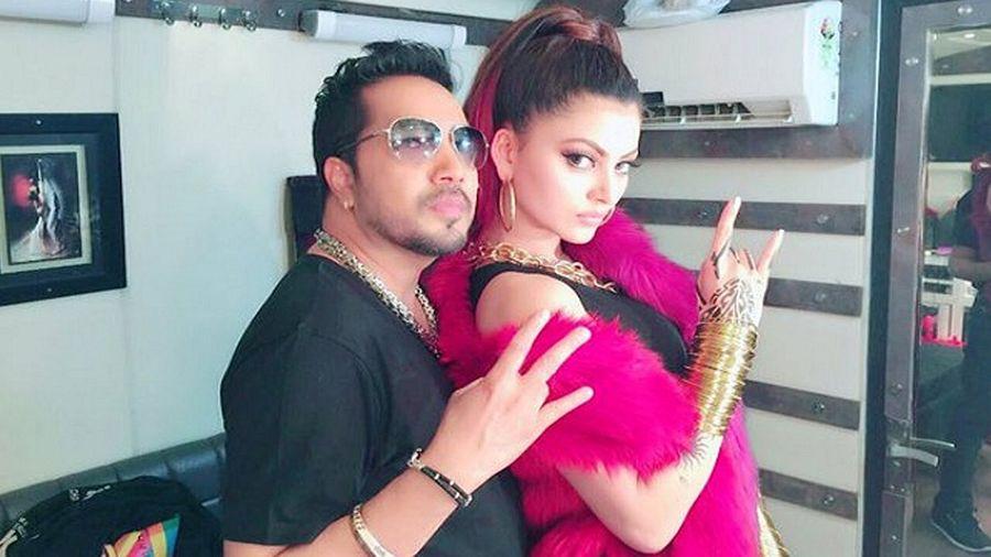 See Rare & Unseen Stunning pics of Urvashi Rautela too HOT!