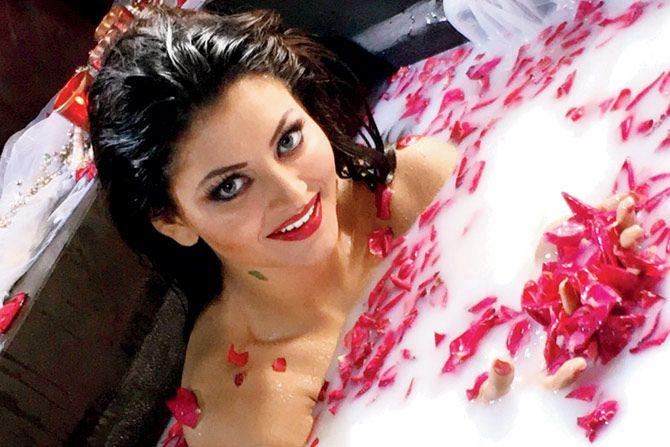 See Rare & Unseen Stunning pics of Urvashi Rautela too HOT!