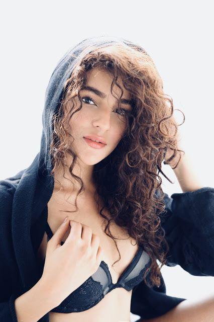 Seerat Kapoor Latest Hot Cleavage & Navel Show Stills