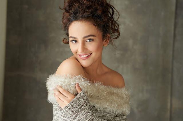 Seerat Kapoor Latest Hot Cleavage & Navel Show Stills