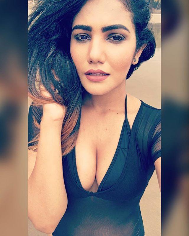 Sexy Model Riya Palekar Latest Hot Photo Gallery