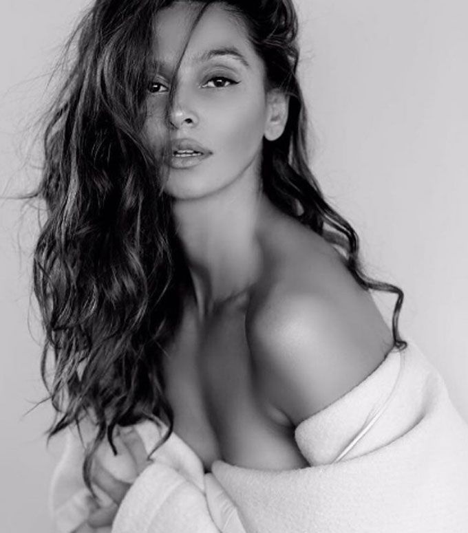 Shibani Dandekar Hot pics