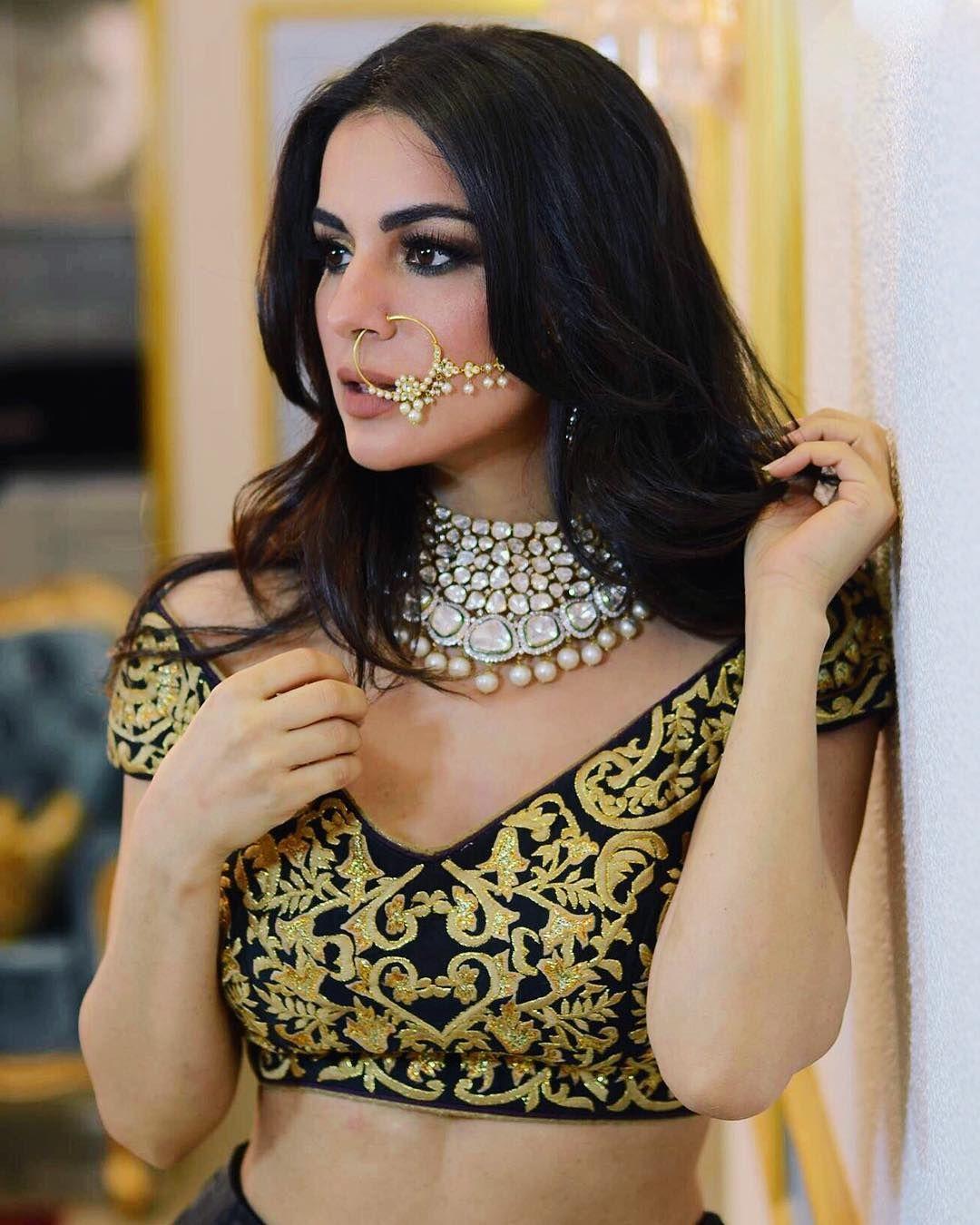 Shraddha Arya See Her Beautiful Photos & Hot Bikini Stills