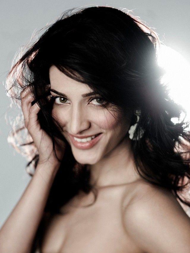 Shruti Haasan Latest Hot Photos