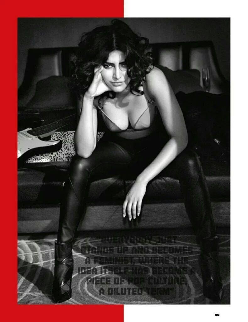 Shruti Haasan Navel Hot Photos