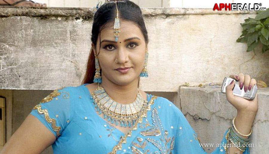 Side Actress Apoorva Hot Images