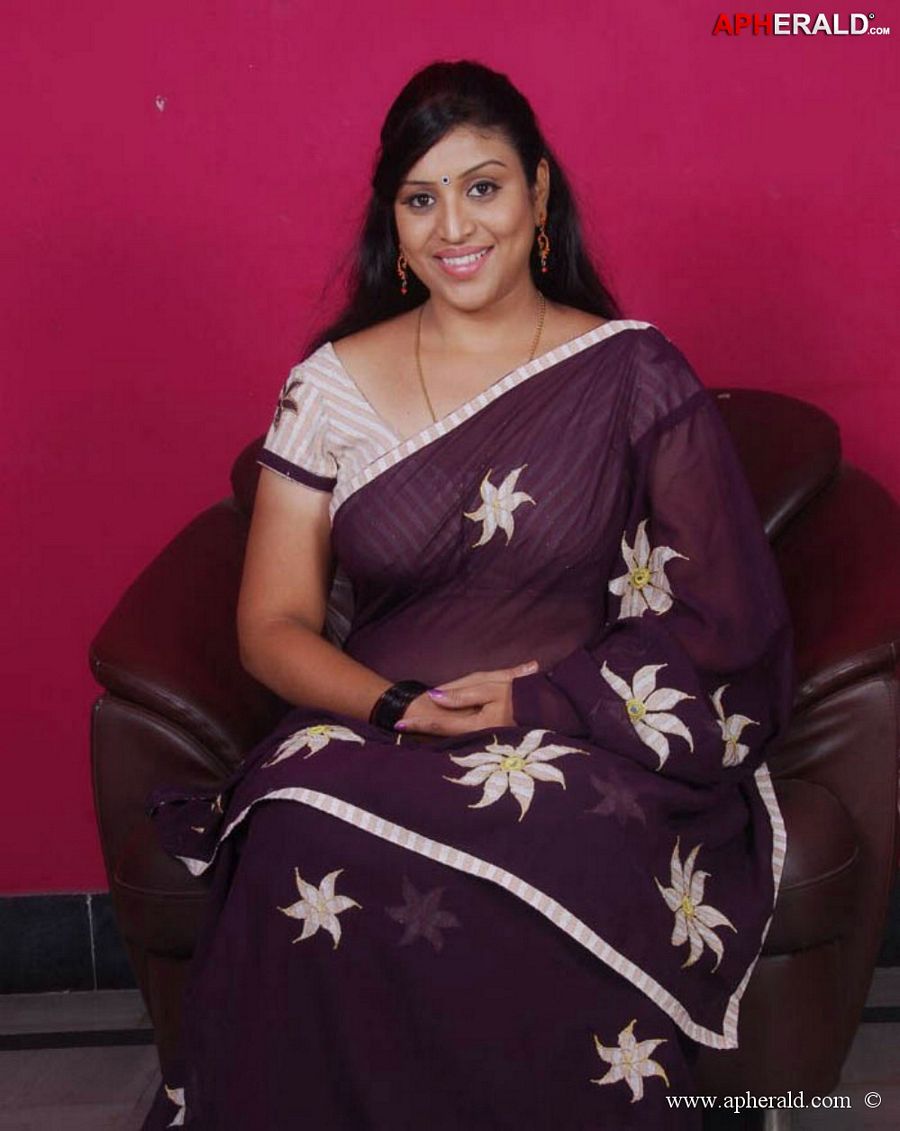 Side Actress Uma Aunty Hot Unseen Photos