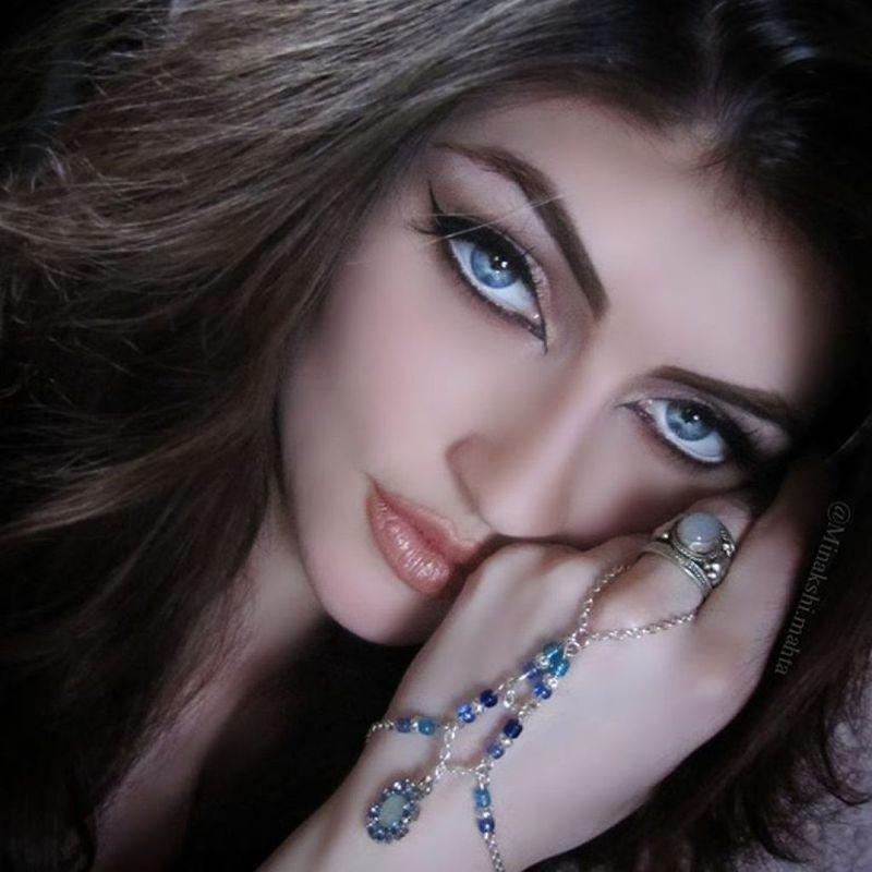 Sizzling Photos of paris hottest model Minakshi Mahta