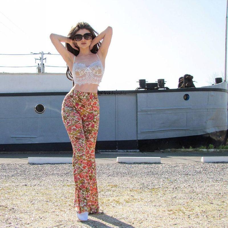 Sizzling Photos of paris hottest model Minakshi Mahta