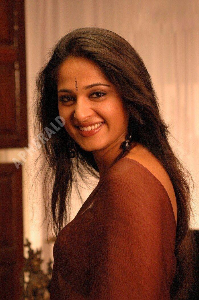 Sizzling Spicy Hot photos of Anushka Shetty draping a Saree