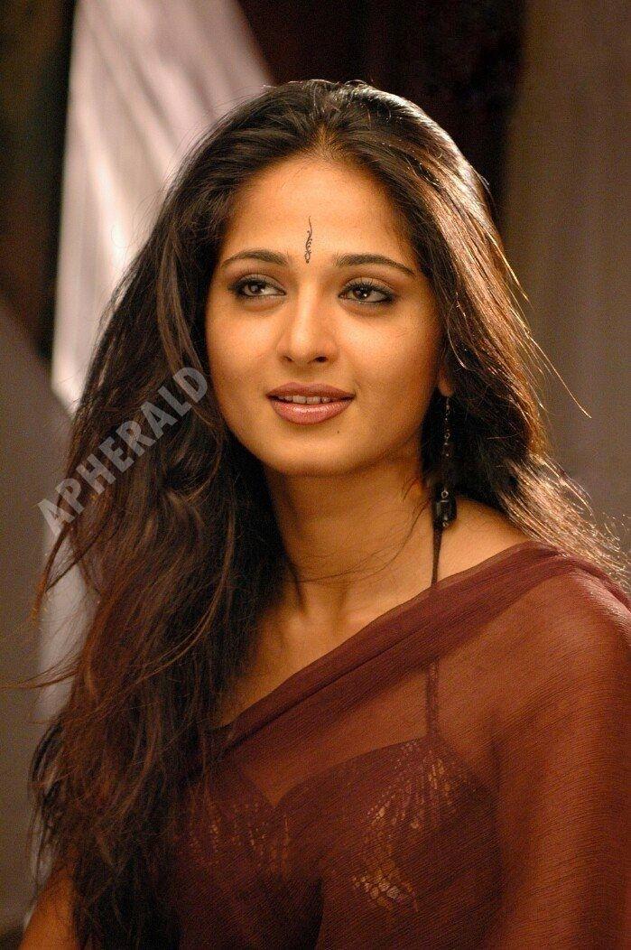 Sizzling Spicy Hot photos of Anushka Shetty draping a Saree