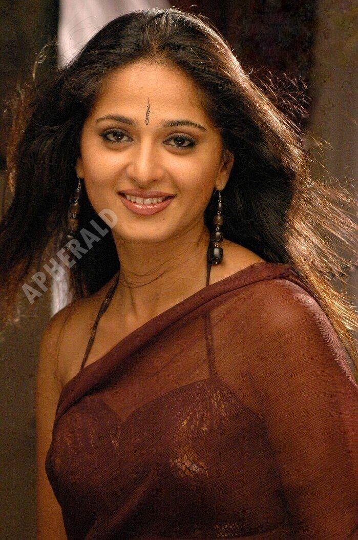 Sizzling Spicy Hot photos of Anushka Shetty draping a Saree