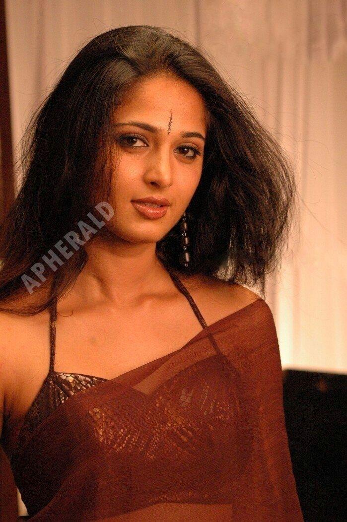 Sizzling Spicy Hot photos of Anushka Shetty draping a Saree