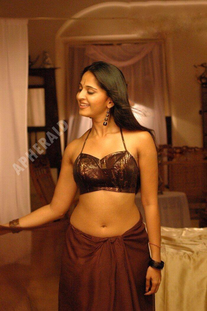 Sizzling Spicy Hot photos of Anushka Shetty draping a Saree